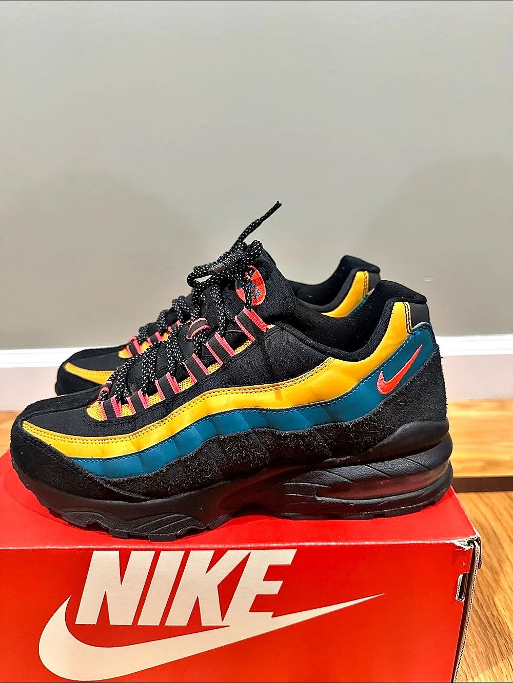 Nike Air Max 95 Sneakers US 7Y Black/Laser Crimson